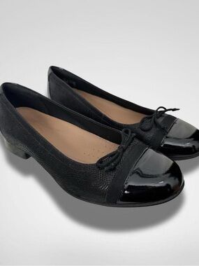 Clarks Un Blush Cap Black Ballet Flats